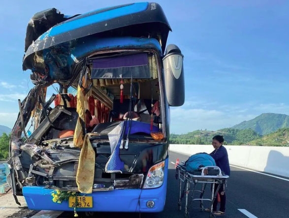Two dead, six injured in Khanh Hoa coach accident